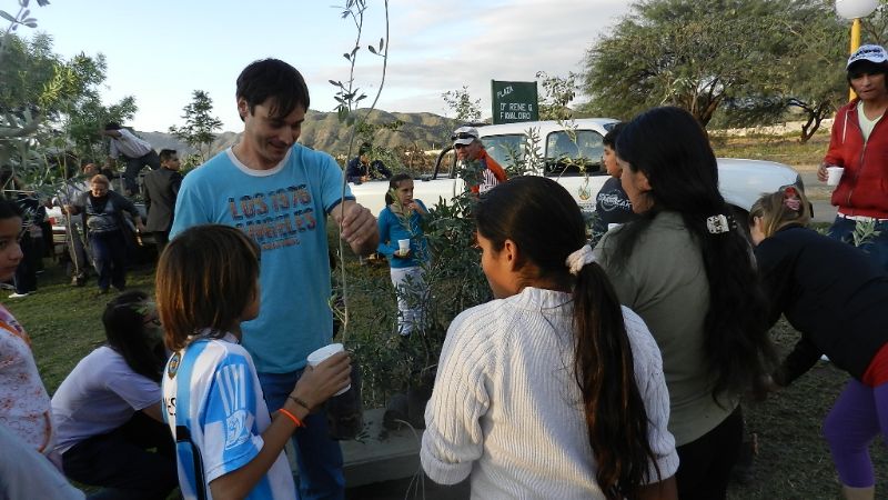 Festejo y entrega de plantas en la plaza René Favaloro  