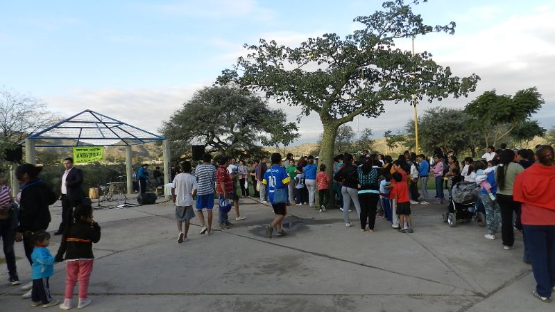 Festejo y entrega de plantas en la plaza René Favaloro  