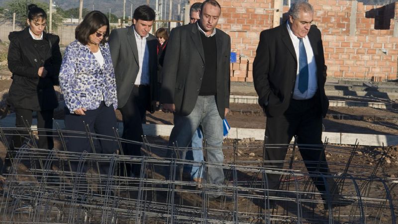 La Gobernadora  recorrió obras de dos nuevos barrios
