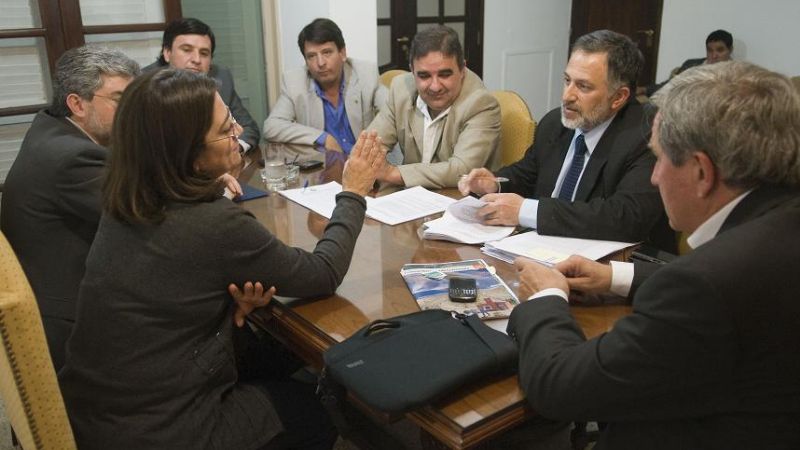 Firman convenio para pavimentar calles de la Capital