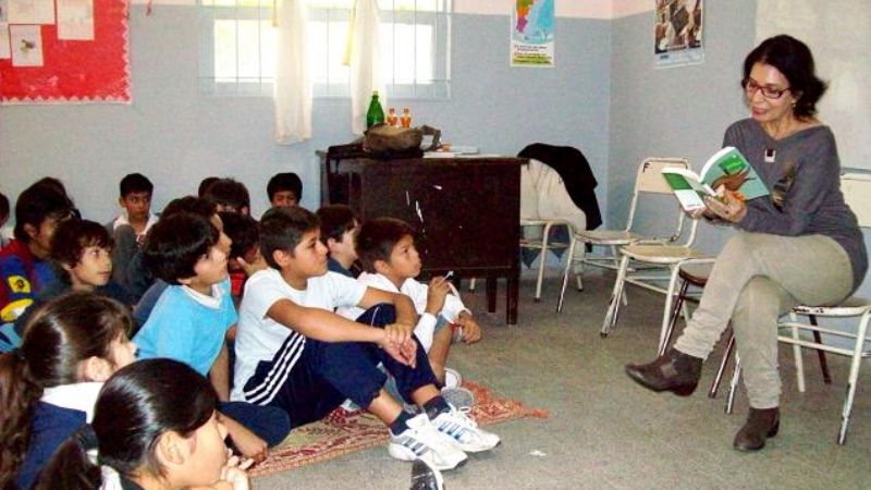 La escritora Mercedes Pérez Sabbi visitó escuelas de la Capital