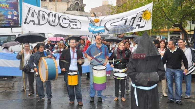 Los “docentes indignados” vuelven a la calle