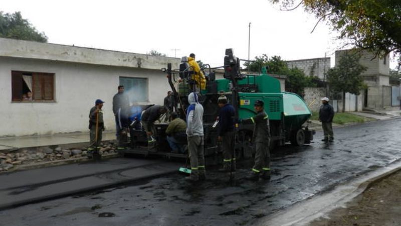 Etapa de pavimentación en barrio Los Troncos