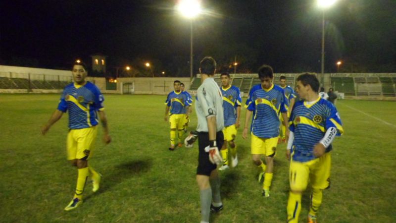 Policial le ganó a Vélez 2 a 1
