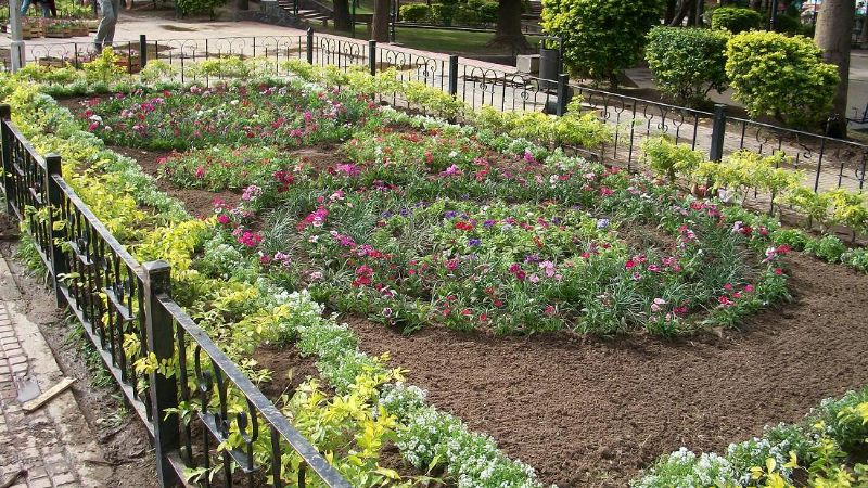 Realizan trabajos en la plaza 25 de Mayo
