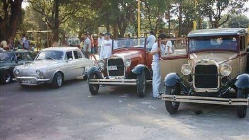 Desfile de autos antiguos en el cumpleaños de Andalgalá