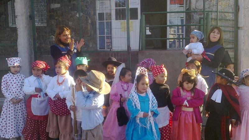 Pequeños repartieron escaparela en el barrio San Ramón