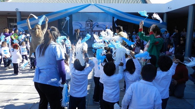 Colorido Acto por el 25 de Mayo