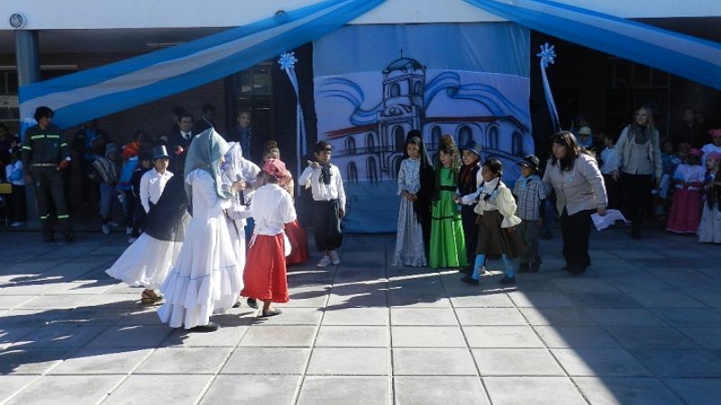 Colorido Acto por el 25 de Mayo