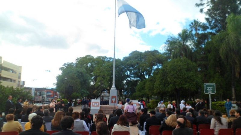 Mera participa del acto en la Capital