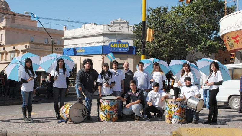 Nueva Generación entregó banderas y escarapelas