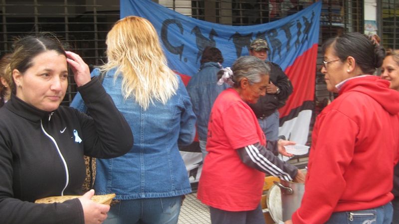 La Corriente “Martín Fierro” también entregó escarapelas