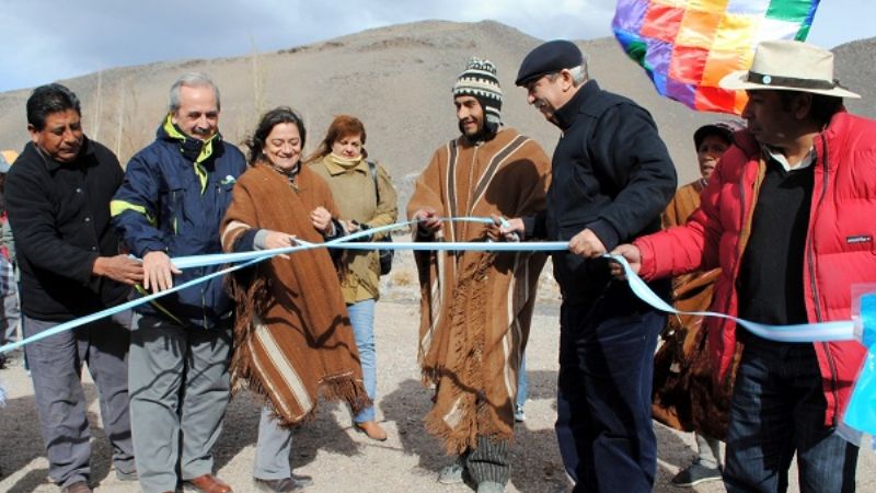 La gobernadora inauguró nuevo sistema eléctrico en Antofalla