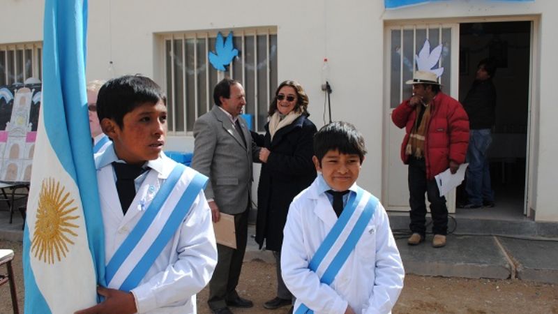 La gobernadora inauguró nuevo sistema eléctrico en Antofalla