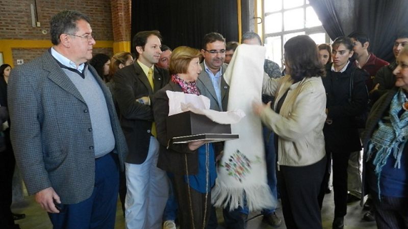 La gobernadora y Jalil visitaron el taller de tejido artesanal de la comuna 