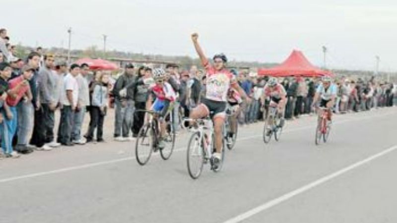 Alaniz y Calamera ganaron prueba ciclística en La Rioja