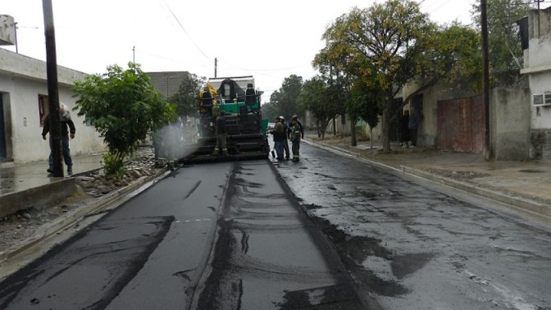 Trabajos de pavimentación y cordones cuneta en la Capital
