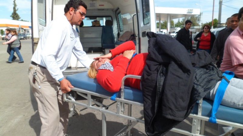 Mujer se descompensó y fue trasladada en ambulancia