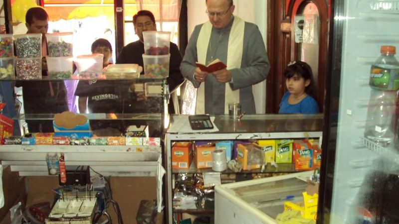 El Obispo bendijo hogares y comercios en Las Mil Viviendas