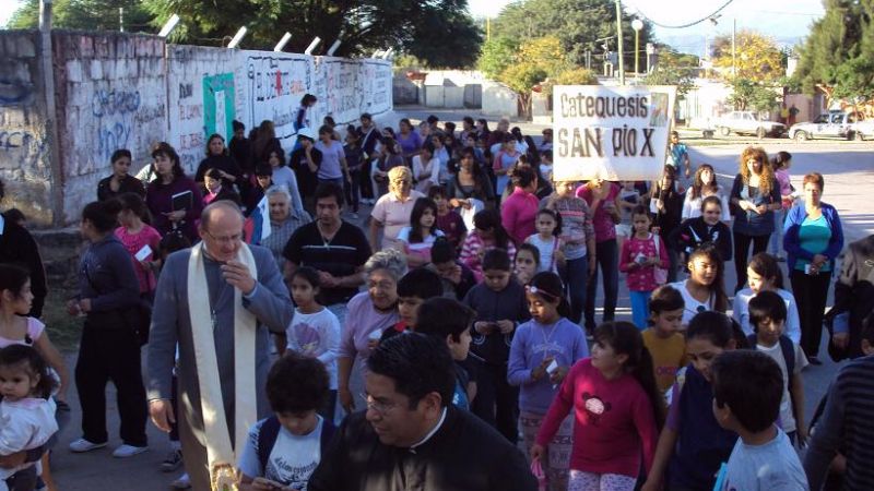 El Obispo bendijo hogares y comercios en Las Mil Viviendas