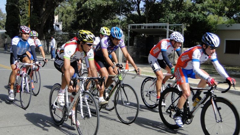 Jornada de ciclismo por el aniversario del natalicio de FME  