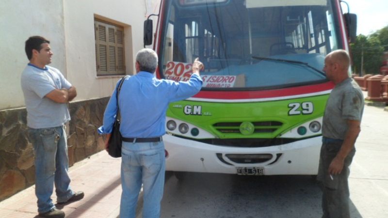 Asaltaron a un colectivero a punta de pistola