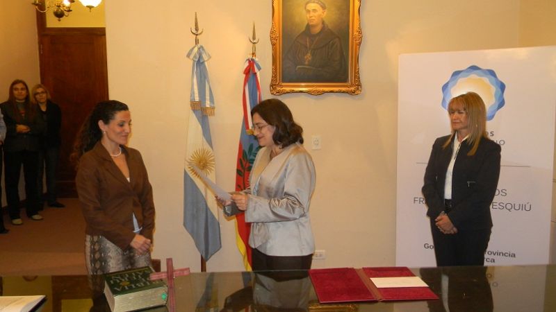 En un fugaz acto, asumió nueva funcionaria en Salud