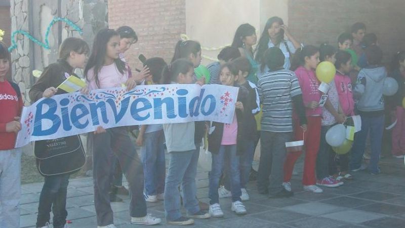 La escuela Nº 195 fue el epicentro de una fiesta con la visita del Obispo