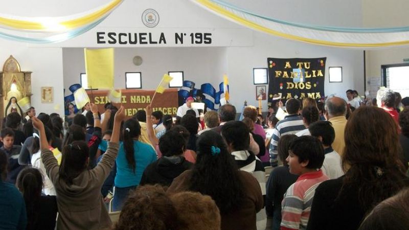 La escuela Nº 195 fue el epicentro de una fiesta con la visita del Obispo