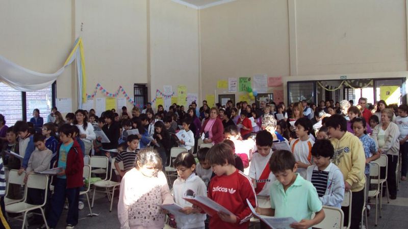 La escuela Nº 195 fue el epicentro de una fiesta con la visita del Obispo