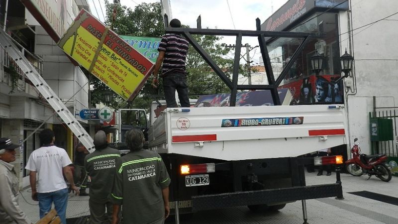 Más retiro de cartelería en el casco céntrico   