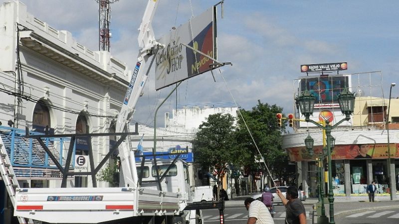 Más retiro de cartelería en el casco céntrico   