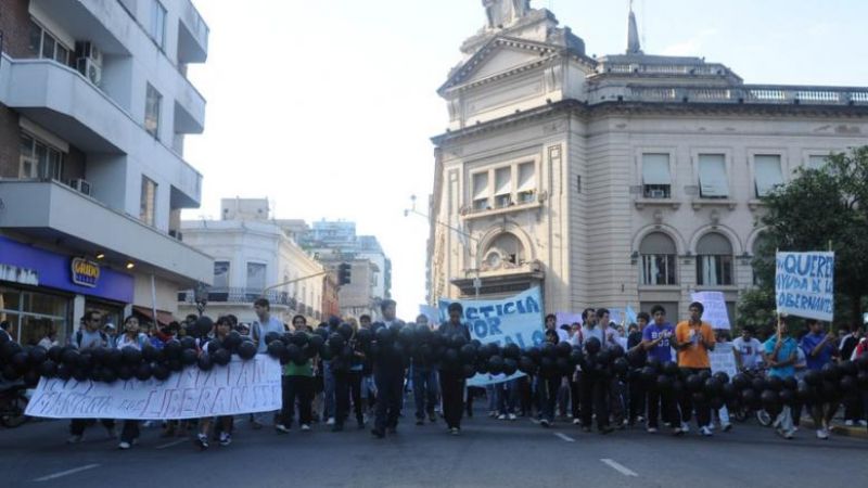 Con globos negros, marcharon por Gonzalo Barrionuevo