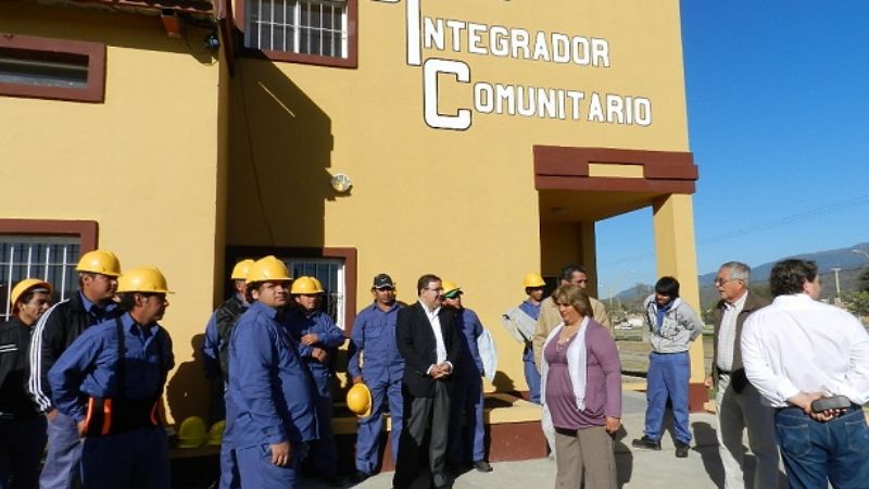 Jalil entregó herramientas, maquinaria e indumentaria en el CIC Norte