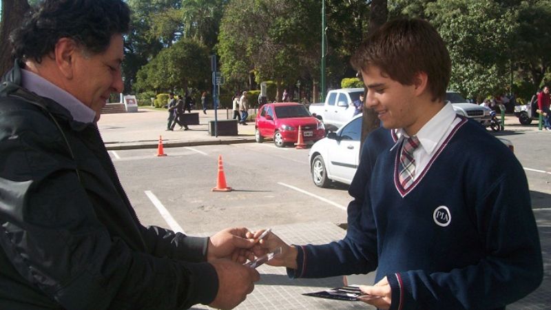 Intercambiaron una golosina por un cigarrillo