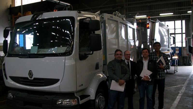 Jalil en la fábrica de compactadores de basura de Turín