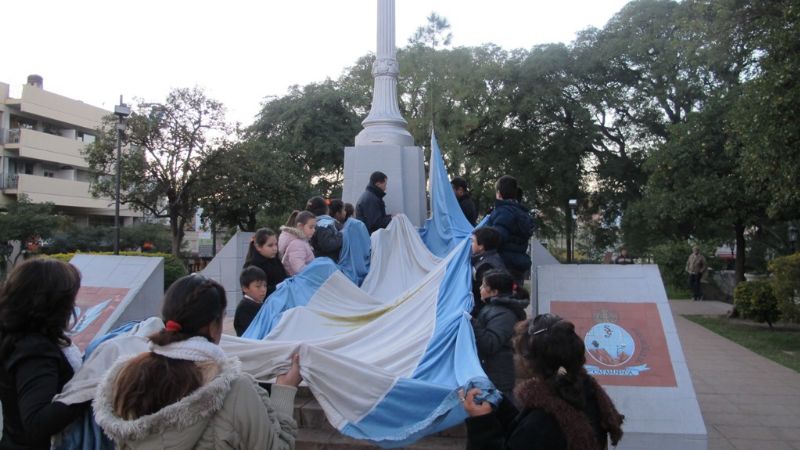 Alumnos del Hood presenciaron el izamiento de la bandera