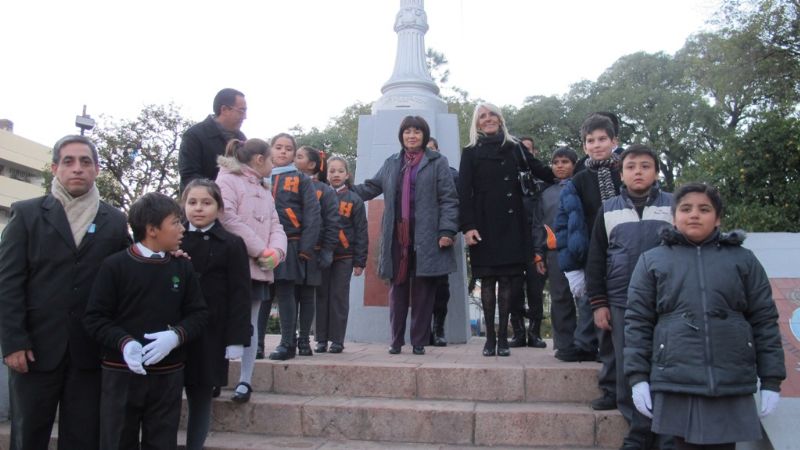 Alumnos del Hood presenciaron el izamiento de la bandera