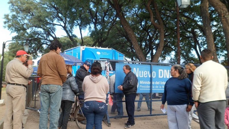 Vecinos de Valle Viejo tramitan su DNI en la Plaza del Aborigen