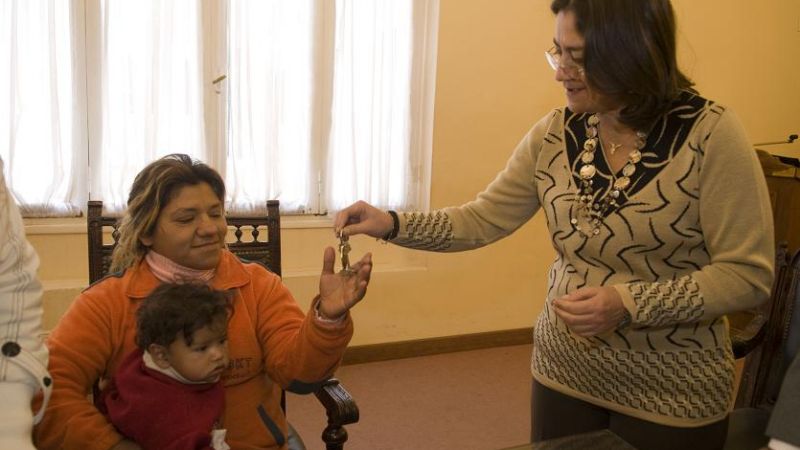 La Gobernadora entrego las llaves de dos viviendas sociales