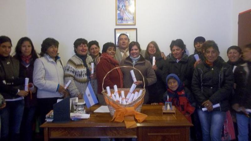 León Mendoza entregó becas a estudiantes