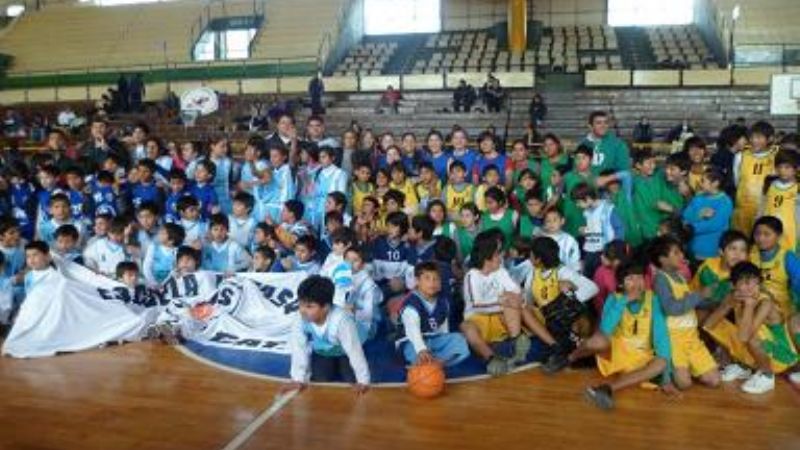 Encuentro de básquet infantil