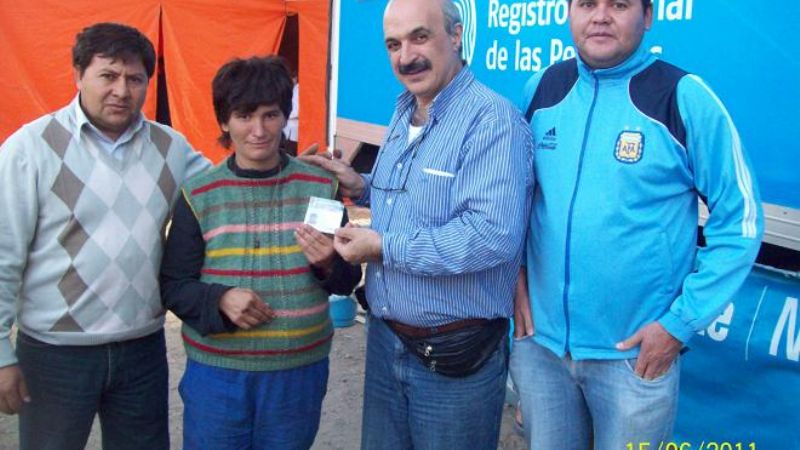 Entregan documento a familias que viven la fábrica abandonada