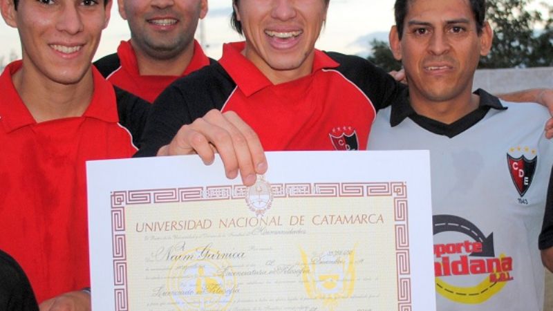 El Lic. Garnica festejó su  título de grado en la cancha