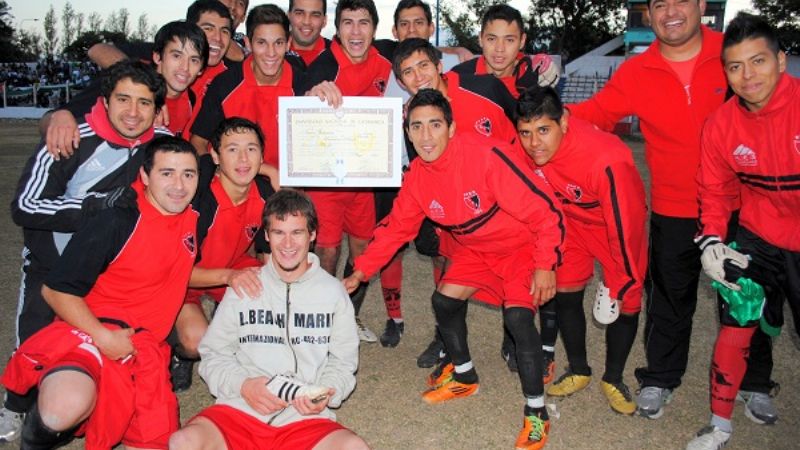 El Lic. Garnica festejó su  título de grado en la cancha