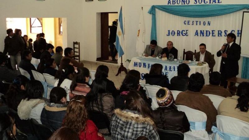 Andersch entregó abono sociales a estudiantes