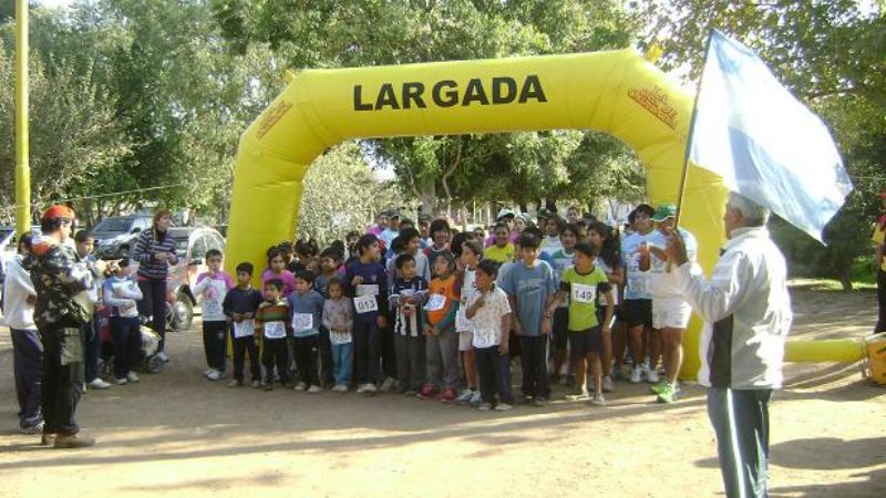 En las 2 millas los Cejas de punta a punta; en marcha Victoria Coronel y Javier Gómez. 