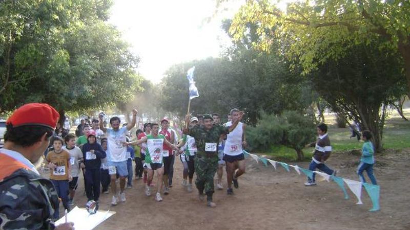 En las 2 millas los Cejas de punta a punta; en marcha Victoria Coronel y Javier Gómez. 
