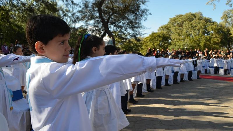150 alumnos de escuelas municipales realizaron promesa de lealtad a la Bandera