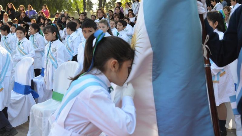 150 alumnos de escuelas municipales realizaron promesa de lealtad a la Bandera